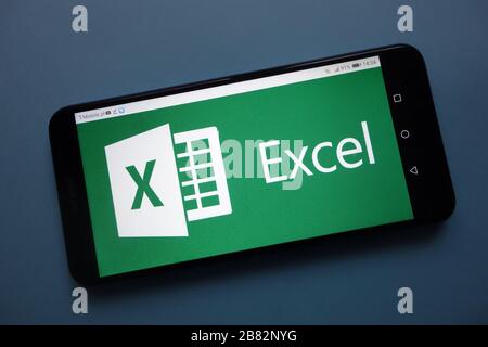 Das Microsoft Excel-Logo wird auf dem Smartphone angezeigt Stockfoto