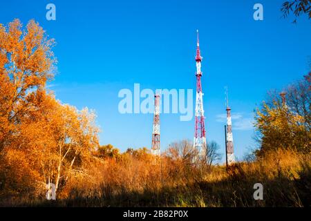 Radarstation mit Türmen in farbenfroher Herbstnatur. Lysa Hora, Kiew, Ukraine Stockfoto