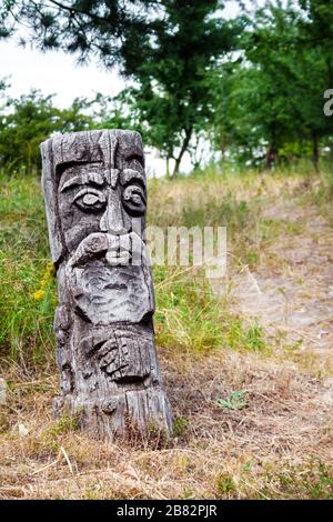 Holz- Idol der slawischen Gott durch einen Weg im Wald. Wald im Hintergrund. Stockfoto