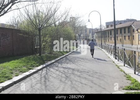 Mailand, Italien. März 2020. Eine allgemeine Ansicht von Martesana am 19. März 2020 in Mailand, Italien. Der Frühling blüht in den Vorstädten, während die italienische Regierung weiterhin die landesweiten Sperrmaßnahmen zur Kontrolle der Verbreitung von COVID-19 durchsetzt. Kredit: Mairo Cinquetti/Alamy Live News Stockfoto