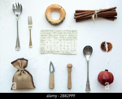 Tools für Essen Fotografie - Messer, Löffel, Trauben, orange auf weißem Hintergrund Stockfoto