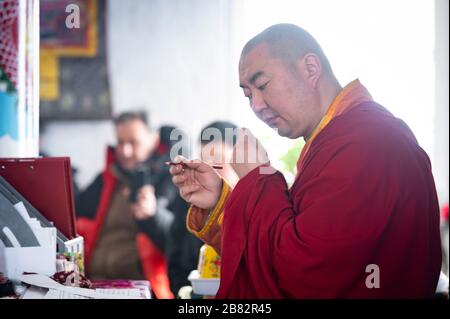 Naryn-Acagat-Tempel, Ulan Ude, Sibirien, Russland - 09. März 2020: Buddhistische Mönch lesen Mantras in Dzogchen Duga. Buddhistische Mönch beten in a Stockfoto