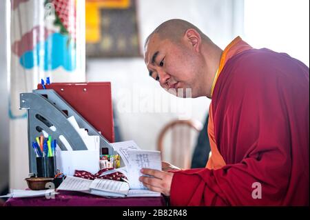 Naryn-Acagat-Tempel, Ulan Ude, Sibirien, Russland - 09. März 2020: Buddhistische Mönch lesen Mantras in Dzogchen Duga. Buddhistische Mönch beten in a Stockfoto