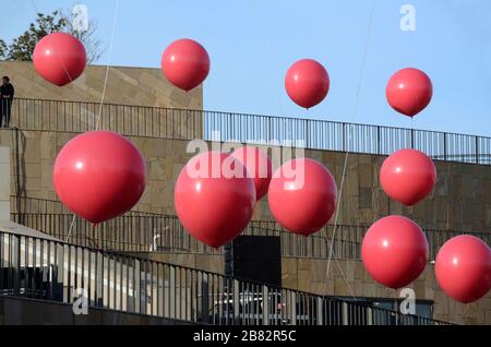 Anzeige der roten Luftballons vor dem Grand Theatre de Provence Aix-en-Provence Provence Frankreich Stockfoto