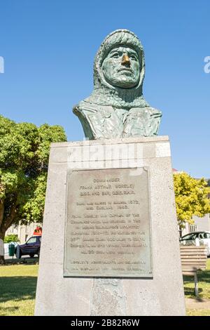 Statue von Frank Worsley, Navigator auf Shackletons Endurance-Expedition in die Antarktis, in Akaroa, South Island, Neuseeland Stockfoto