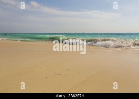 Die große Welle im karibischen Meer bricht die Küste. Eagle Beach auf der Insel Aruba. Schöner Naturhintergrund. Stockfoto