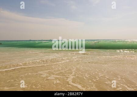 Die große Welle im karibischen Meer bricht die Küste. Eagle Beach auf der Insel Aruba. Schöner Naturhintergrund. Stockfoto