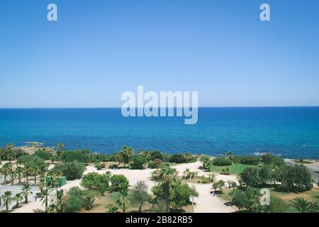 Blue Ocean View mit Horizont in Torrevieja Spanien Stockfoto