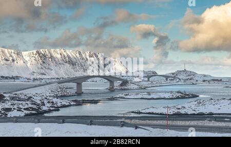 Die Fredvang Bridges im Winter, Fredvangbruene, eine der berühmtesten Brücken auf der Lofoten Insel Stockfoto