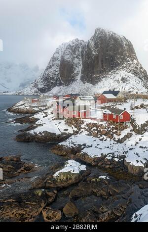 Schöne Aussicht auf Hamnoy Village bei schönem Wetter im Winter Stockfoto