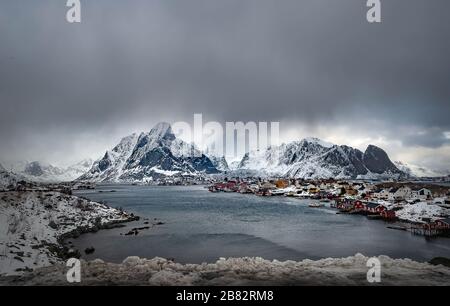 Reine ist das schönste Fischerdorf in Lofoten, Norwegen Stockfoto