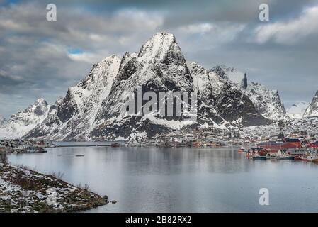 Reine ist das schönste Fischerdorf in Lofoten, Norwegen Stockfoto