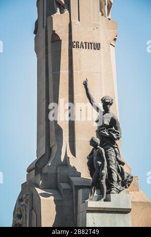 Details zum Monument für Canalejas (Monumento a Canalejas) von Vicente Banuls: Eine Mutter, die ihrem Kind das Zeichen Dankbarkeit zeigt Stockfoto