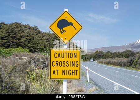 Straßenschild Warnung vor Kiwis, nachts auf der Straße zu laufen, South Island, Neuseeland Stockfoto