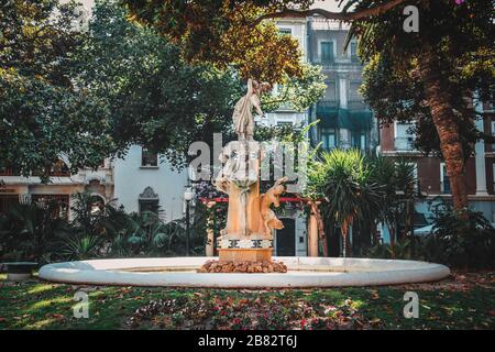 Springbrunnen Wasserträger (Fuente La Aguadora) des Bildhauers Vicente Bañuls aus dem Jahr 1918, inspiriert von einem 17 Jahre alten Mädchen namens Susana Llaneras Rico Stockfoto