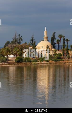 Die Hala-Sultan-Tekke-Moschee am Larnaca Salt Lake, Zypern Stockfoto