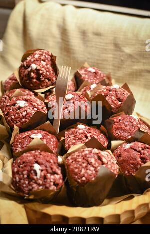 Backen Sie handgemachtes Dessert, vegetarische hausgemachte Energiebisse auf dem Markt, kleines Geschäftskonzept Stockfoto