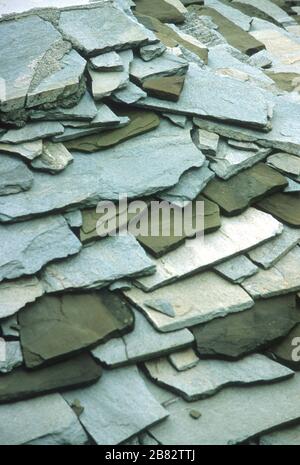 Detail eines Daches aus Steinplatten und Latten in Lia (Lias), Epirus, Griechenland. Stockfoto