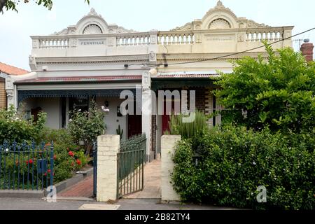 Halbierte viktorianische Häuser in Melbourne, Victoria, Australien Stockfoto