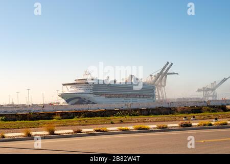 Das Kreuzfahrtschiff Grand Princess, das am Hafen von Oakland angedockt ist, entlädt Passagiere, die dem Coronavirus COVID-19 ausgesetzt sind, als Vorbereitung auf Quarantäne, während eines Ausbruchs der Krankheit in Nordkalifornien, Oakland, Kalifornien, am 12. März 2020. () Stockfoto