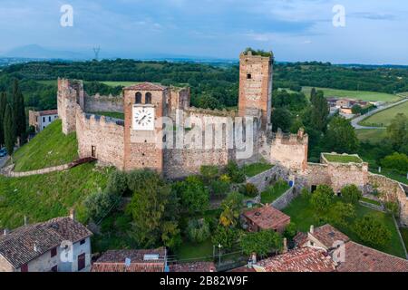 Uhrturm, Schloss von Ponti sul Mincio, Lombardei, Italien Stockfoto