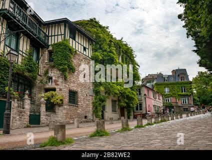 Straße Rue de l'Abreuvoir mit Restaurant La Maison Rose, Montmartre, Paris, Ile-de-France, Frankreich Stockfoto