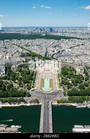 Blick auf die Stadt, Blick vom Eiffelturm mit seine und Jardin de Trocadero, Place du Trocadero et du 11 Novembre, hinter dem Stadtteil La Defence Stockfoto