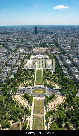 Stadtbild, Aussicht vom Eiffelturm über Parc du Champ de Mars, Montparnasse Tower hinter, Paris, Ile-de-France, Frankreich Stockfoto