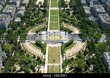 Blick vom Eiffelturm des Kreisverkehrs im Parc du Champ de Mars, Paris, Ile-de-France, Frankreich Stockfoto