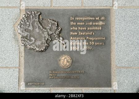 Plaque für die Bedeutung Neuseelands in der Antarktisforschung, Christchurch, South Island, Neuseeland Stockfoto