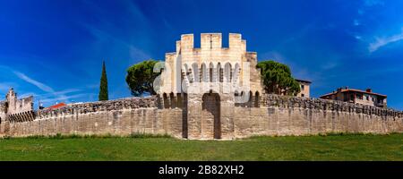 Panorama der mittelalterlichen Stadtmauern von Avignon, Provence, Südfrankreich Stockfoto