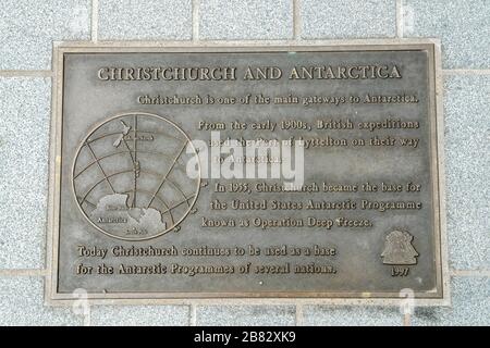 Plaque für die Bedeutung Neuseelands in der Antarktisforschung, Christchurch, South Island, Neuseeland Stockfoto