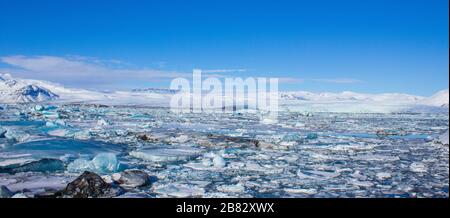 Kleine Eisberge und Eisschollen im Meer bei island Stockfoto