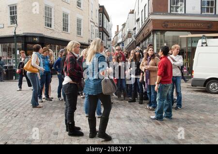 Menschen, Touristen, außerhalb der Kathedrale von Canterbury im Butter Market, Canterbury, Kent, England Stockfoto