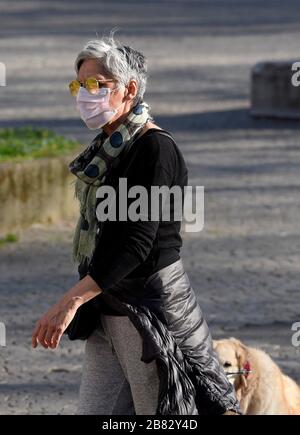 Mailand, Italien. März 2020. Mailand, CORONAVIRUS - Menschen in der Stadt. Bild: Menschen, die den Hund gehen Credit: Independent Photo Agency/Alamy Live News Stockfoto