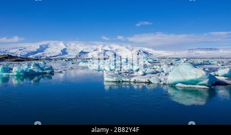 Kleine Eisberge und Eisschollen im Meer bei island Stockfoto