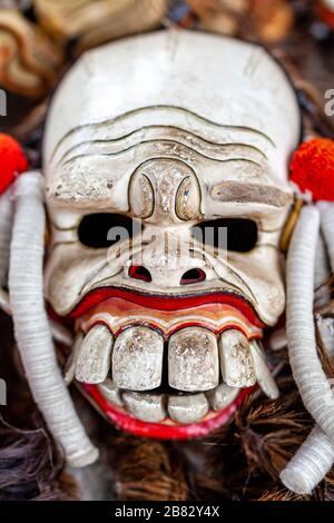Eine Maske, die in EINER traditionellen balinesischen Barong und Kris Dance Show, Batabulan, Bali, Indonesien verwendet wird. Stockfoto