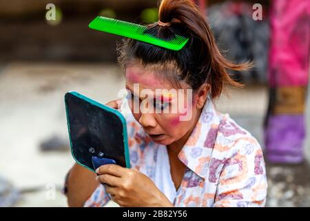 Eine Frau wendet Make Up an, bevor sie in EINER traditionellen balinesischen Barong und Kris Dance Show, Batabulaan, Bali, Indonesien, auftrat. Stockfoto