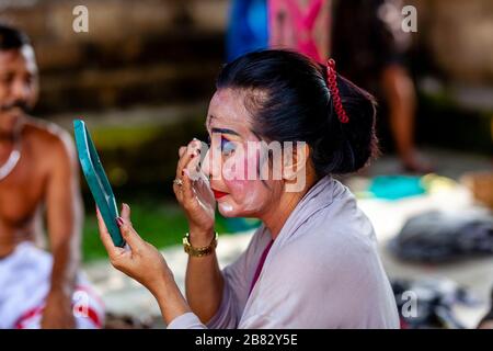 Eine weibliche Darstellerin entfernt Make Up, nachdem sie in EINER traditionellen balinesischen Barong und Kris Dance Show, Batabulan, Bali, Indonesien, auftrat. Stockfoto