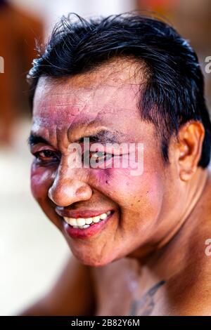 Ein Porträt eines männlichen Darstellers auf EINER traditionellen balinesischen Barong und Kris Dance Show, Batabulan, Bali, Indonesien. Stockfoto