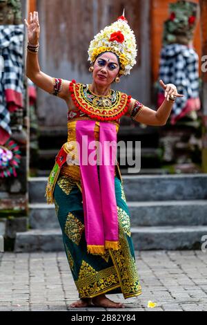 Ein weiblicher Darsteller tanzt während EINER traditionellen balinesischen Barong und Kris Dance Show, Batabulaan, Bali, Indonesien. Stockfoto