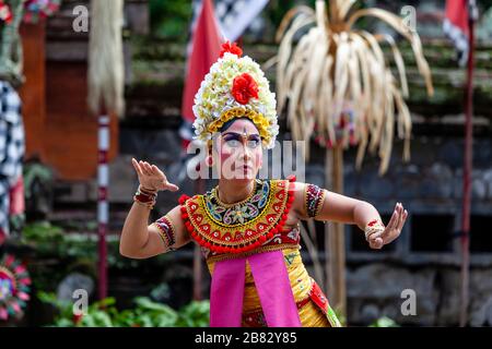 Ein weiblicher Darsteller tanzt während EINER traditionellen balinesischen Barong und Kris Dance Show, Batabulaan, Bali, Indonesien. Stockfoto