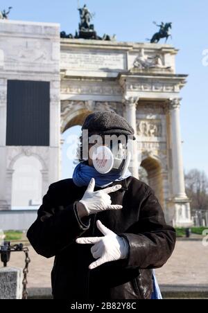 Mailand, Italien. März 2020. Mailand, CORONAVIRUS - Menschen in der Stadt. Bild: Arch of Peace Credit: Independent Photo Agency/Alamy Live News Stockfoto