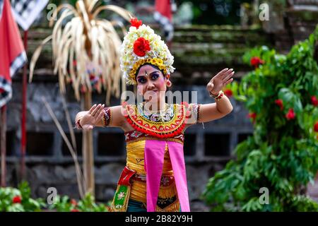 Ein weiblicher Darsteller tanzt während EINER traditionellen balinesischen Barong und Kris Dance Show, Batabulaan, Bali, Indonesien. Stockfoto