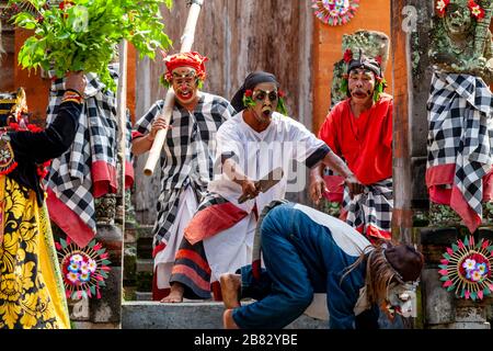 Lokale Leute, die in EINER traditionellen balinesischen Barong und Kris Dance Show, Batabulan, Bali, Indonesien auftreten. Stockfoto