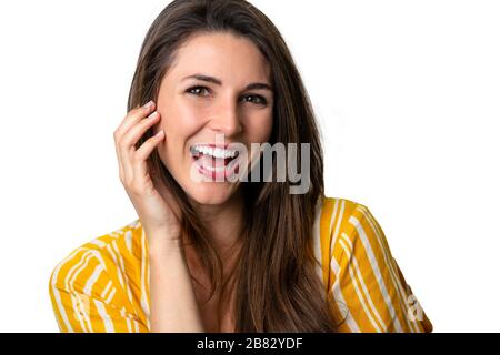 Fröhliches Naturporträt mit Kopfschuss einer schönen Frau mit gesunden hellen weißen Zähnen und lachendem Lächeln Stockfoto