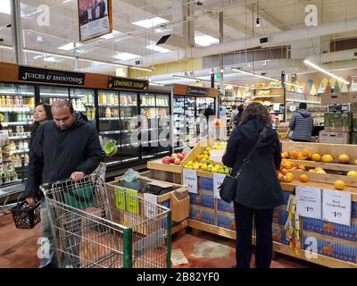 Nach der Ankündigung eines Schutzhauses für die San Francisco Bay Area kauften Käufer Last-Minute-Lieferungen auf einem ganzen Lebensmittelmarkt in Contra Costa County, San Ramon, Kalifornien bei einem Ausbruch des COVID-19-Coronavirus vom 16. März 2020. () Stockfoto