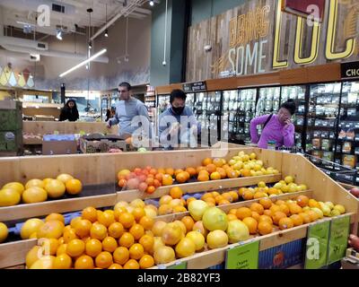 Nach der Ankündigung eines Schutzhauses für die San Francisco Bay Area kauften Käufer, die chirurgische Masken tragen, Last-Minute-Vorräte auf einem ganzen Lebensmittelmarkt in Contra Costa County, San Ramon, Kalifornien bei einem Ausbruch des COVID-19-Coronavirus vom 16. März 2020. () Stockfoto