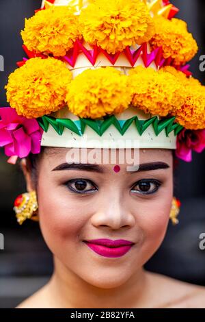 Eine junge balinesische Hindu-Frau im Festival Kostüm bei der Zeremonie Batara Turun Kabeh, Besakih-Tempel, Bali, Indonesien. Stockfoto