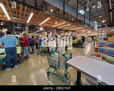 Nach der Ankündigung eines Schutzhauses für die San Francisco Bay Area kauften Käufer Last-Minute-Lieferungen auf einem ganzen Lebensmittelmarkt in Contra Costa County, San Ramon, Kalifornien bei einem Ausbruch des COVID-19-Coronavirus vom 16. März 2020. () Stockfoto